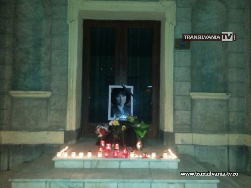 Lumânări pentru Gabriela Dorgai pe treptele Teatrului de Nord
