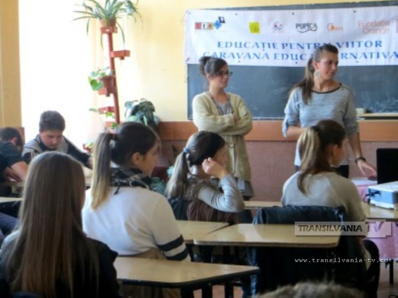 O voluntară din Italia îi ajută pe copiii de la Asociaţia Stea