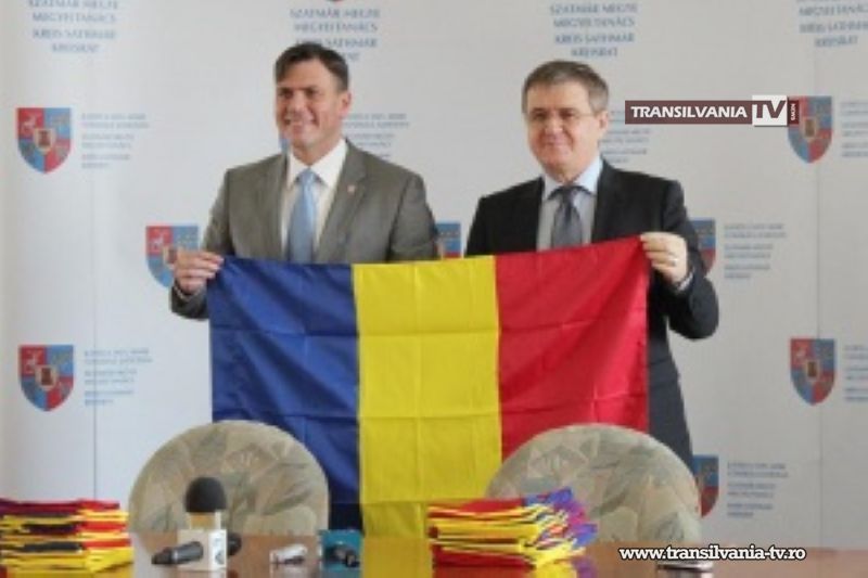 Consiliul Judeţean împarte drapele naţionale sătmărenilor