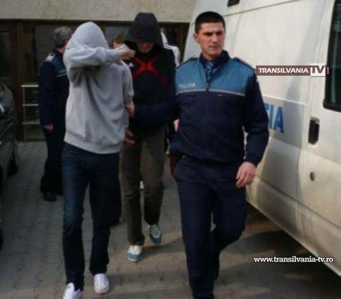 Tineri reținuți de polițiști după ce au tâlhărit trei persoane