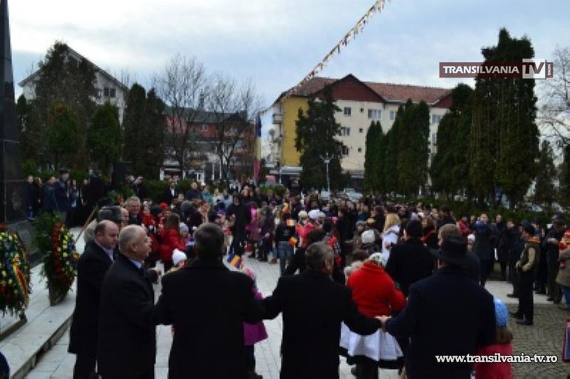 Sute de negreșteni s-au prins în Hora Unirii, de Ziua Naţională