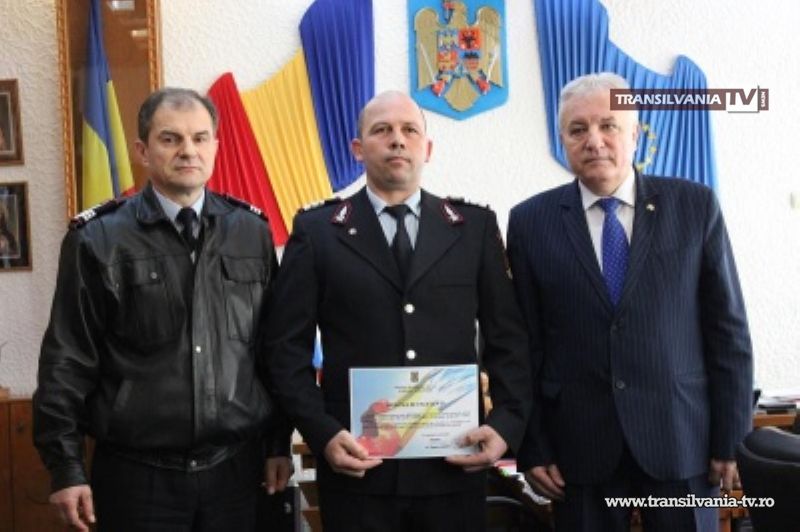 Pompierul-erou felicitat de prefect