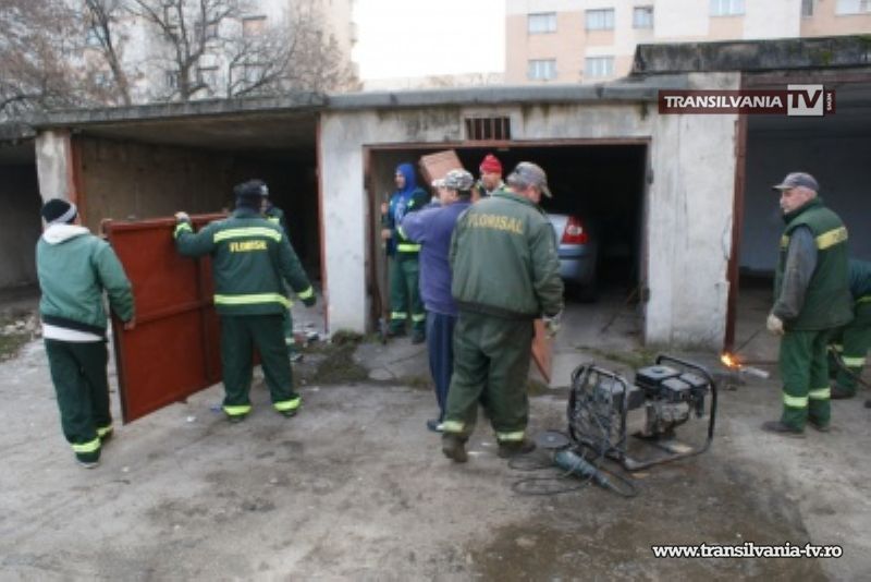 Se demolează garajele în trei cartiere din Satu Mare