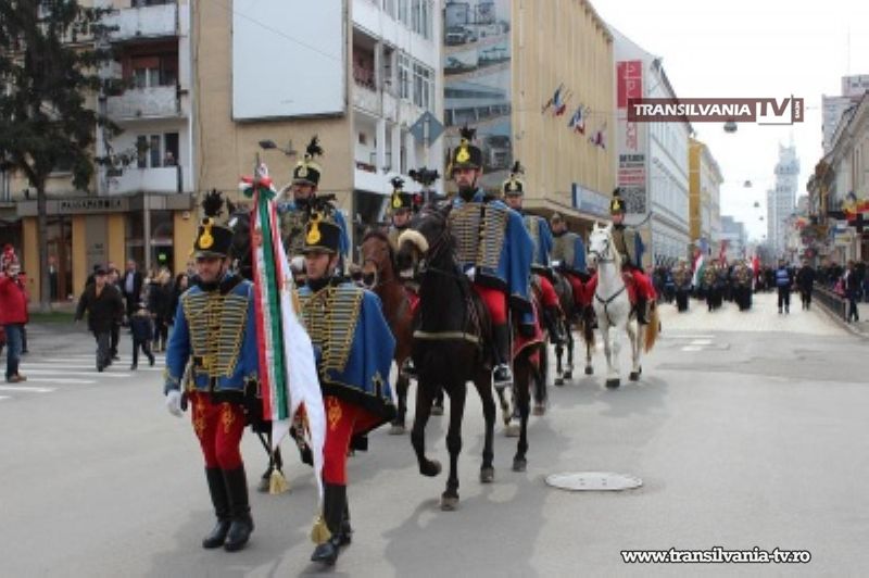 Defilare cu husari în Sătmar, de Ziua Naţională a Maghiarilor