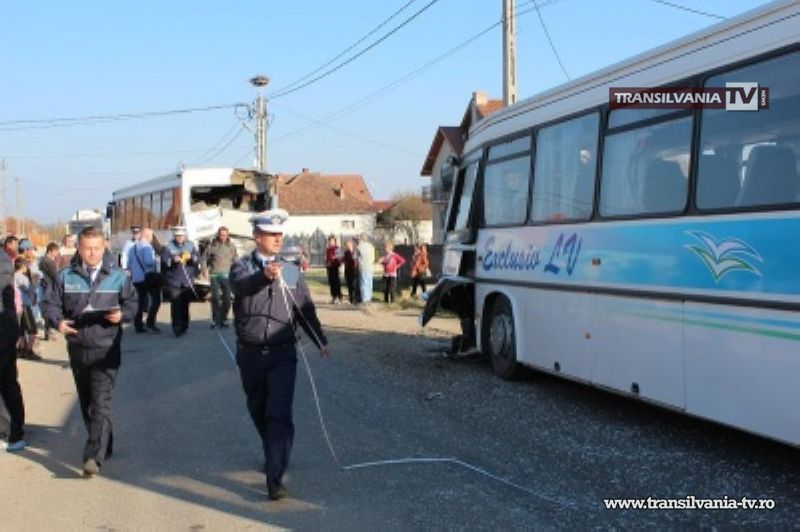 Două autocare pline cu muncitori s-au ciocnit la Corod: 20 de victime