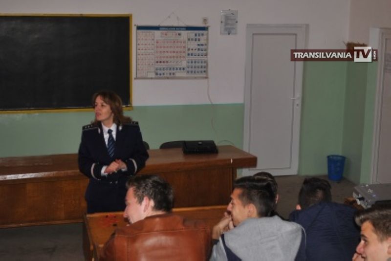 Polițiștii au desfășurat activități de prevenire în școli și licee