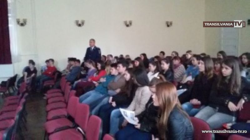 Campania „Şi tu poţi fi poliţist!” continuă în în şcolile sătmărene