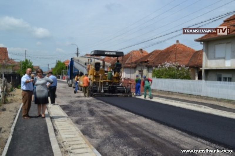 A început asfaltarea străzii Cornetului din Negreşti-Oaş