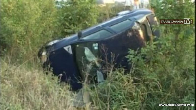 Beat și fără permis s-a răsturnat cu mașina în șanț