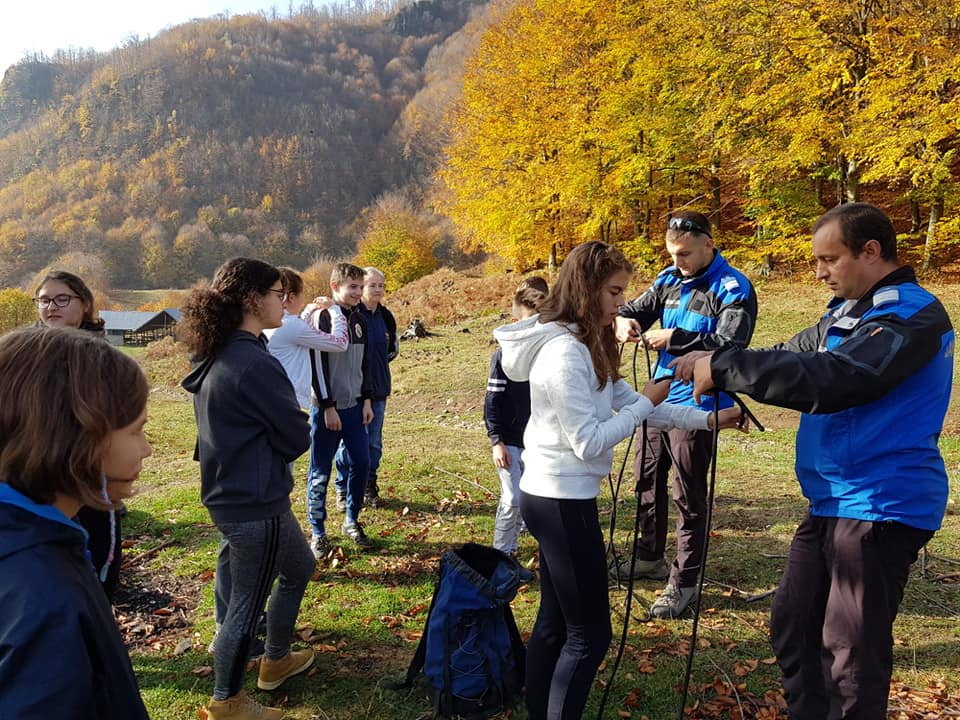 „Şcoala Altfel” cu jandarmii montani din Cavnic