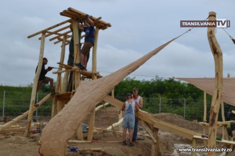 Mai mulți tineri germani au construit un teren joacă la Turulung