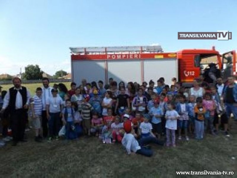 Pompierii au făcut demonstrații pentru copiii din Odoreu