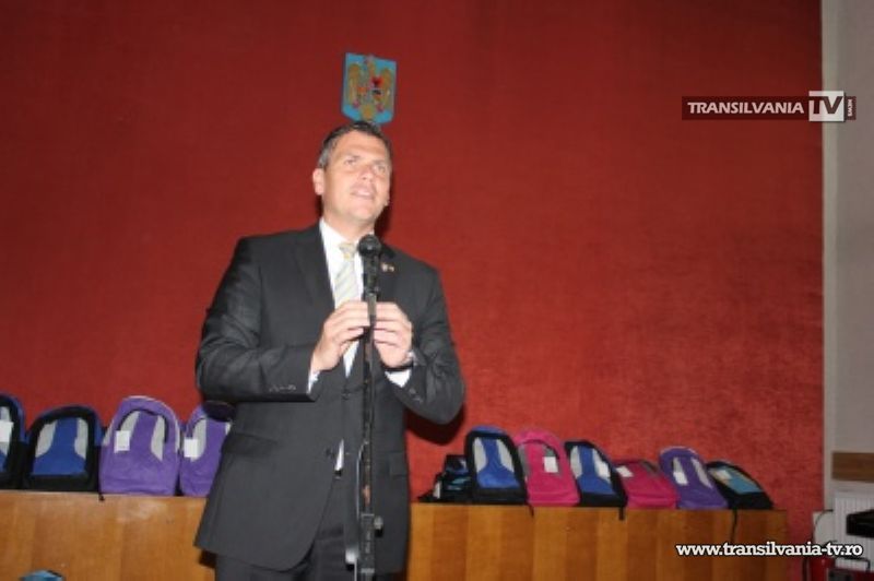 ALDE Satu Mare a împărțit ghiozdane copiilor nevoiași
