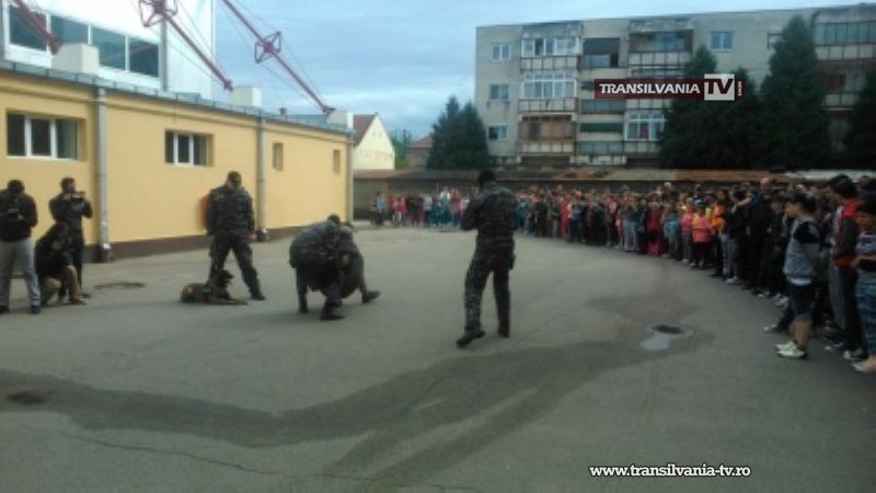 Polițiștii au făcut demonstrații la Școala Gimnazială „Vasile Lucaciu”