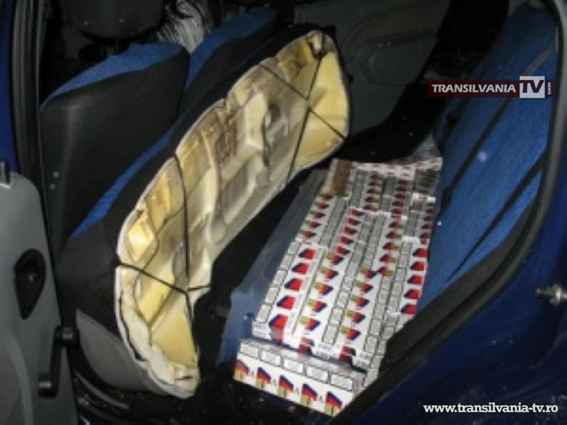 O femeie a ascuns 480 pachete de ţigări într-un autovehicul