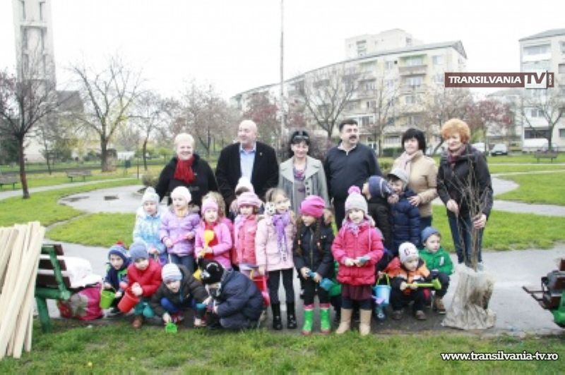 Copilașii de la Grădinița Voinicelul au plantat puieți în Parcul Liniștii