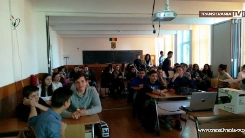 Elevii Colegiului Economic au fost informaţi despre riscurile din trafic