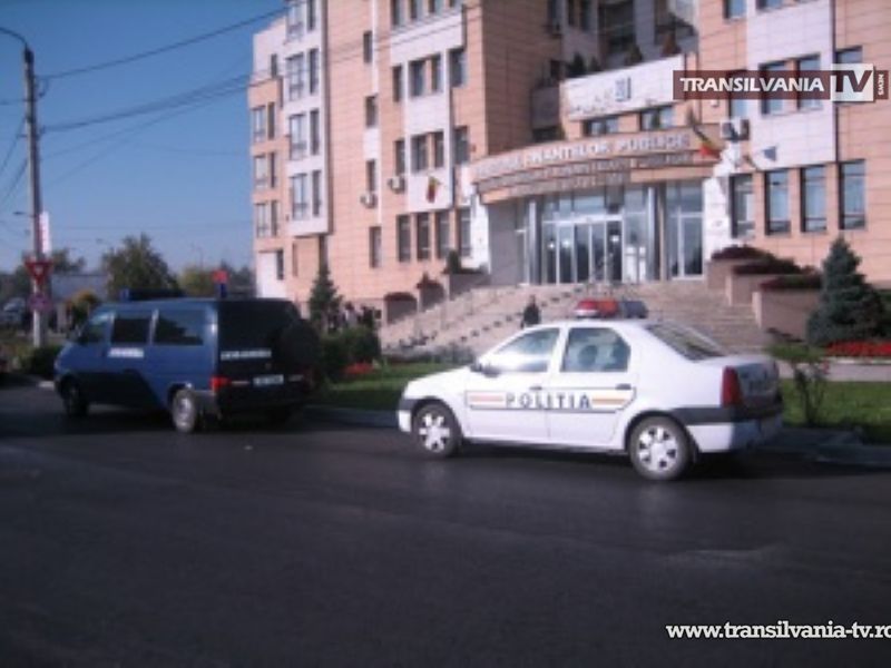 Fostul director adjunct al Finanţelor sătmărene, reţinut de procurori