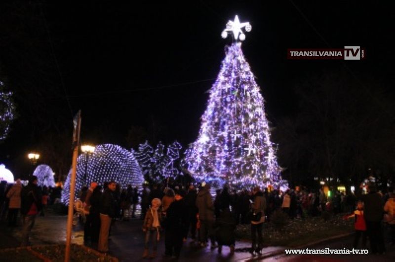 S-a pornit iluminatul de sărbători in oras