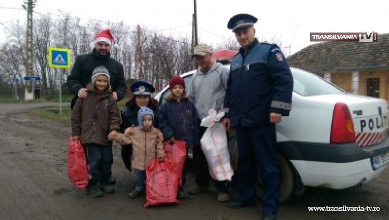 Polițiștii sătmăreni le-au făcut o bucurie familiilor nevoiașe