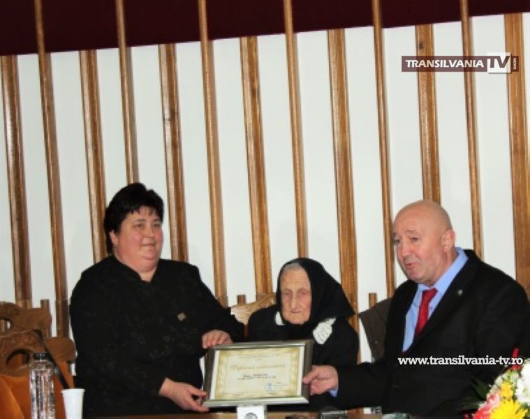 Sătmăreancă premiată de primar la împlinirea vârstei de 100 de ani