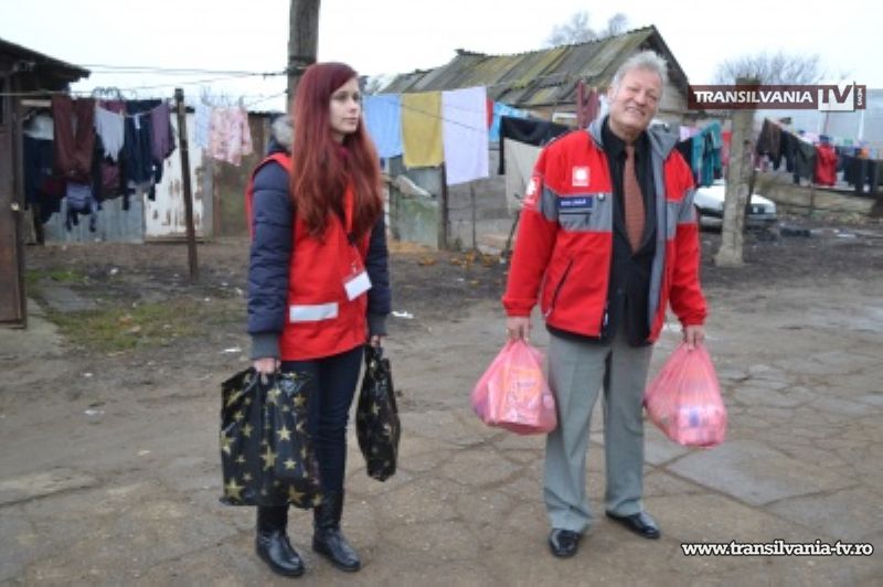Caritas a împărțit nevoiașilor pachete de Crăciun și sarmale