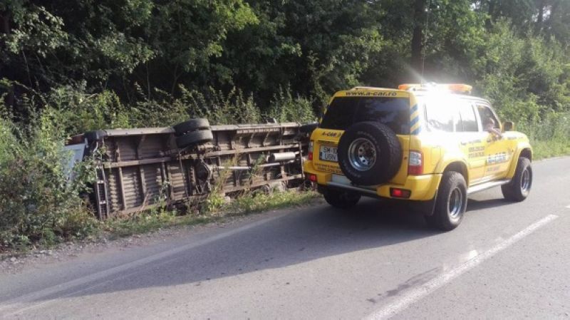 O dubă plină cu vişine s-a răsturnat în şanţ, în Pădurea Noroieni