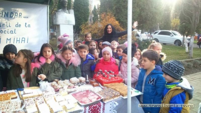 Copiii din Negrești-Oaș au vândut prăjituri și donează banii pentru bătrânii din Valea lui Mihai