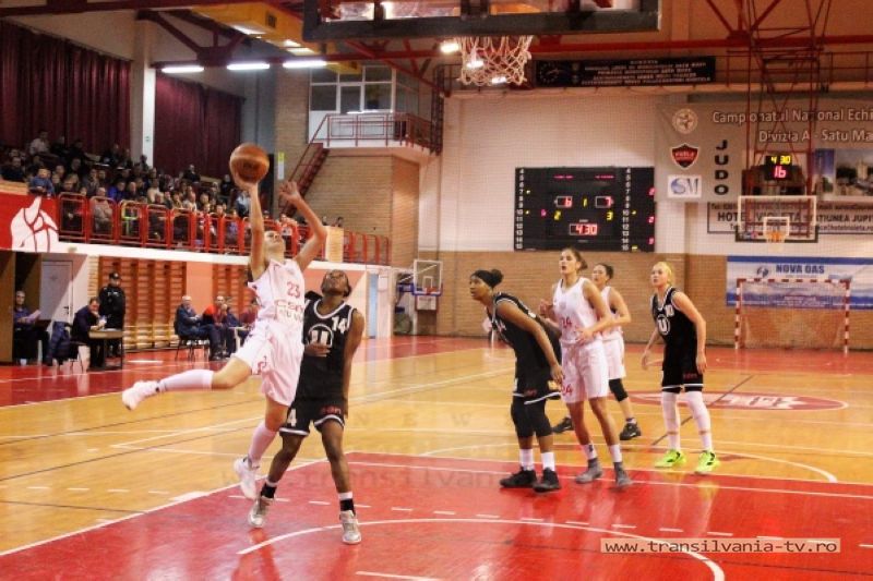 Baschetbalistele de la CSM Satu Mare au învins „U” Cluj cu 66-65