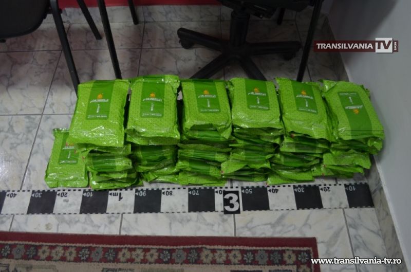 Peste 60 kg tutun de narghilea descoperit la Petea