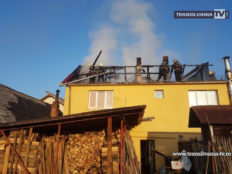 O casă din Negrești-Oaș a luat foc