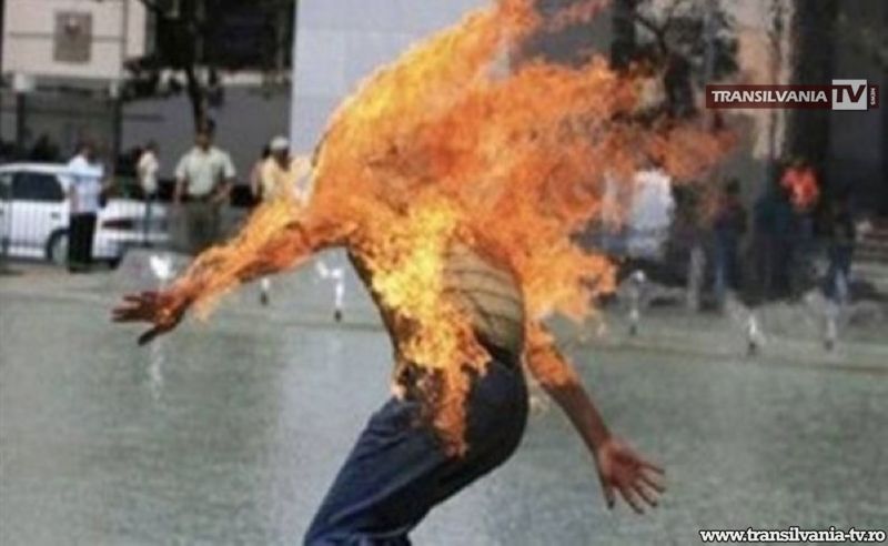 Bărbatul care și-a dat foc a murit