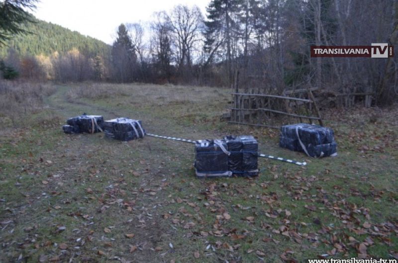 Mii de pachete cu țigări de contrabandă, abandonate pe fâșia de graniță cu Ucraina