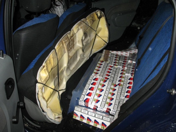 A ascuns țigările de contrabandă în mașina