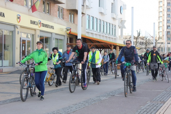 Peste o sută de bicicliști au participat la mini circuitul ciclistic