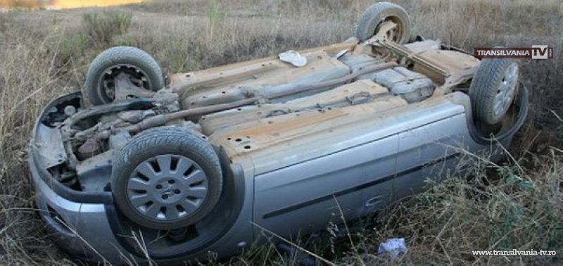 Un tânăr șofer băut s-a răsturnat cu mașina în șanț