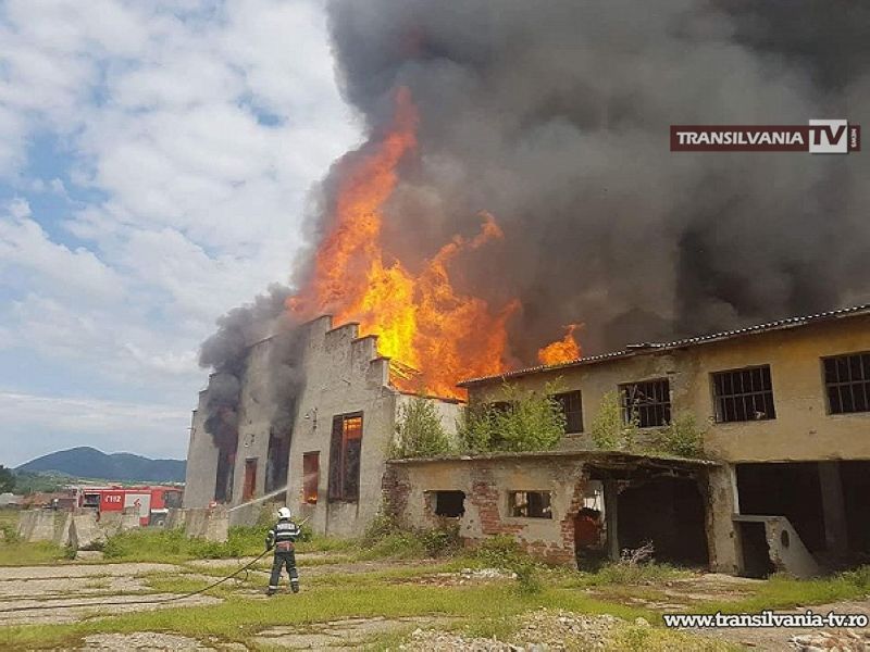 Incendiu la o fabrică dezafectată din Bixad
