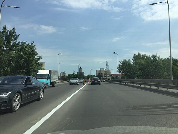 Când mai e o săptămână până se reasfalteaza Podul Decebal, se traseaza linii