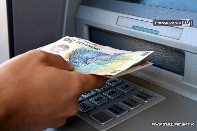 A scos bani din ATM-uri cu carduri furate. Nu s-a bucurat mult timp.
