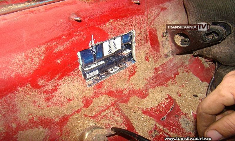 A ascuns țigările de contrabandă în rezervor și în ușile de la mașină