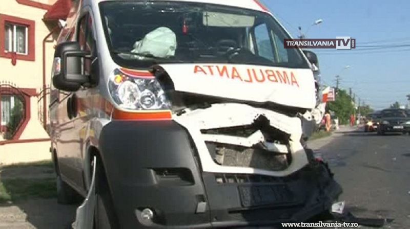 Ambulanță implicată într-un accident rutier