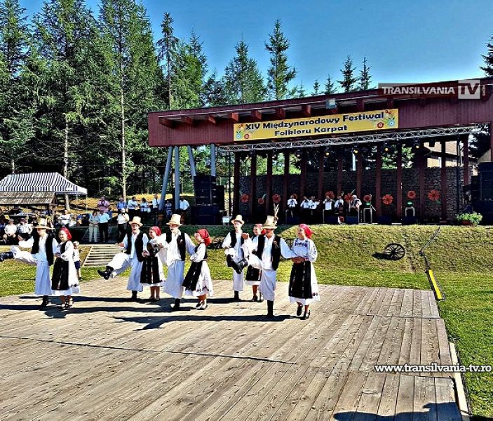 Ansamblul „Cetatea Codrului”, pe podiumul Festivalului Folcloric al Carpaților din Polonia