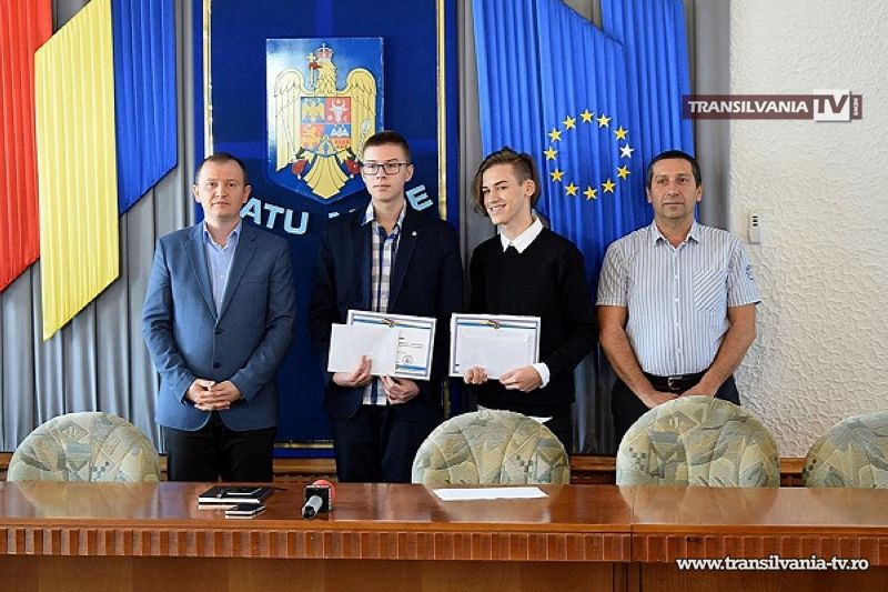 Elevii care au obținut nota 10 la Evaluarea Națională au fost premiați de prefectul Darius Filip