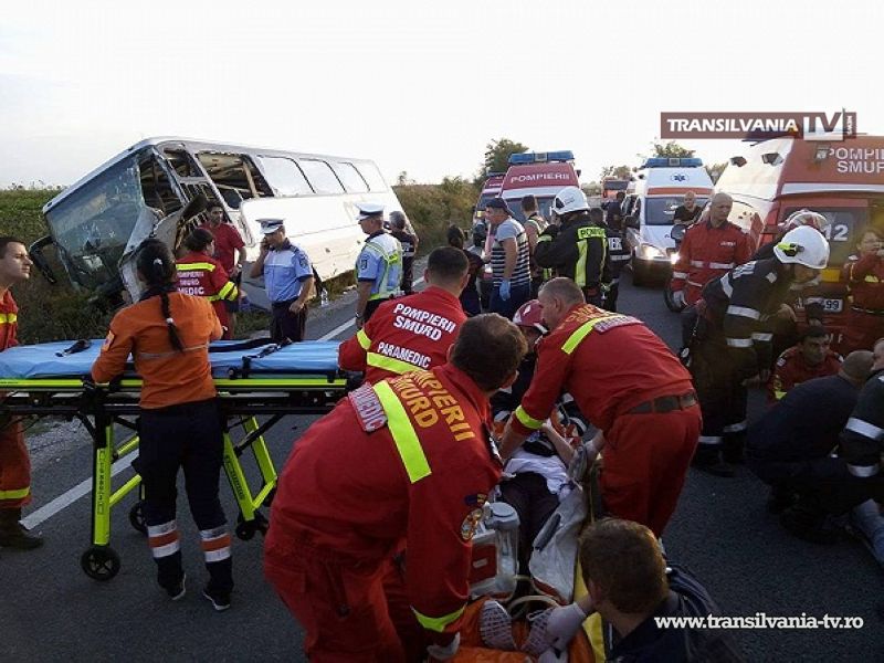 Autocar cu turiști sârbi, răsturnat în șanț între Petrești și Pișcolt. A fost activat Codul Roșu!
