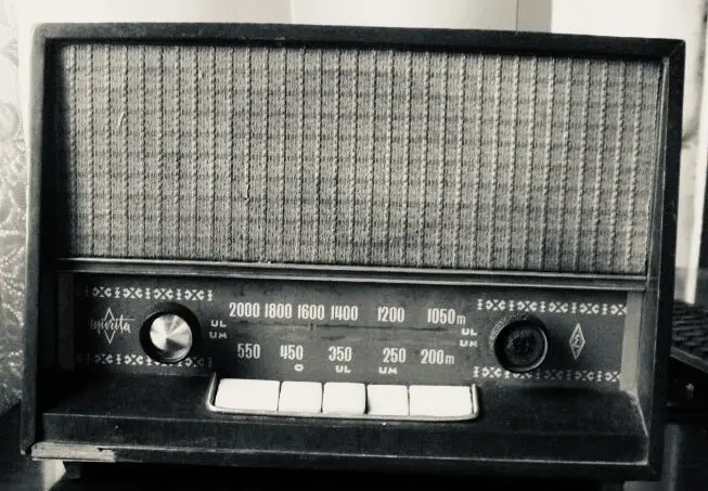 Am crescut la lumina lămpii, cu palma grea a moșului Serafim și cu un radio care, pentru o vreme, a fost declarat oficial „plin de draci”.