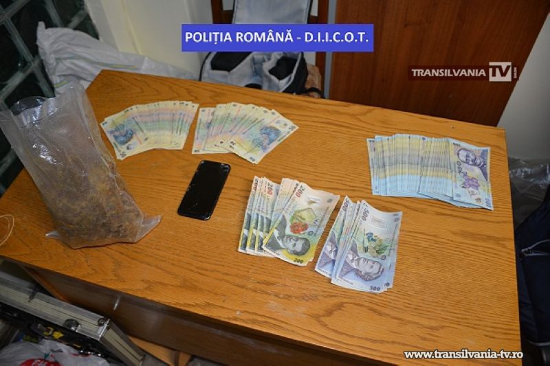Oșeni traficanți de droguri, prinși de polițiști