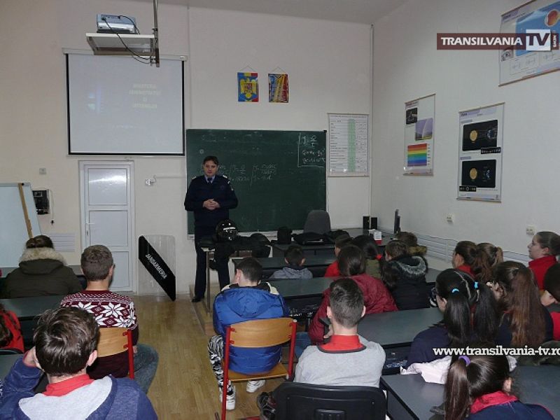 Jandarmii i-au vizitat pe elevii de la Şcoala Generală şi Liceul Tehnologic din Tăşnad
