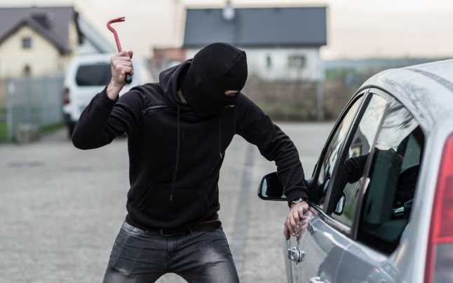 Doi tineri de 19 ani au spart 8 autoturisme!
