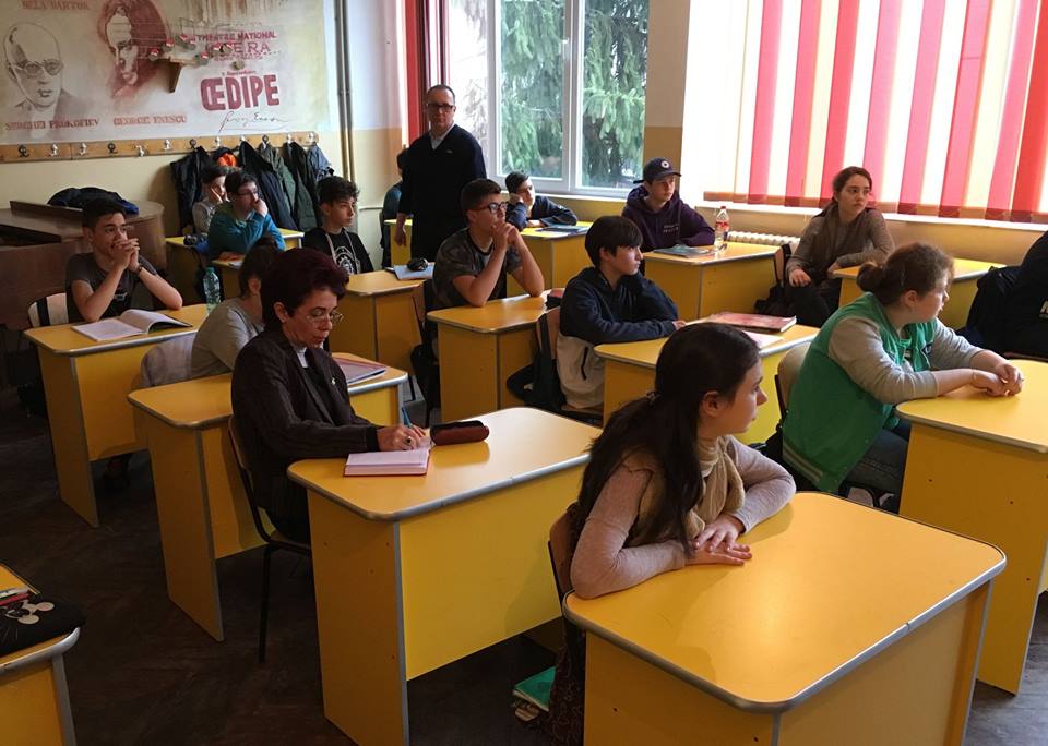 Peste 300 de elevi din Deva au participat la campania ”Am 14 ani!”
