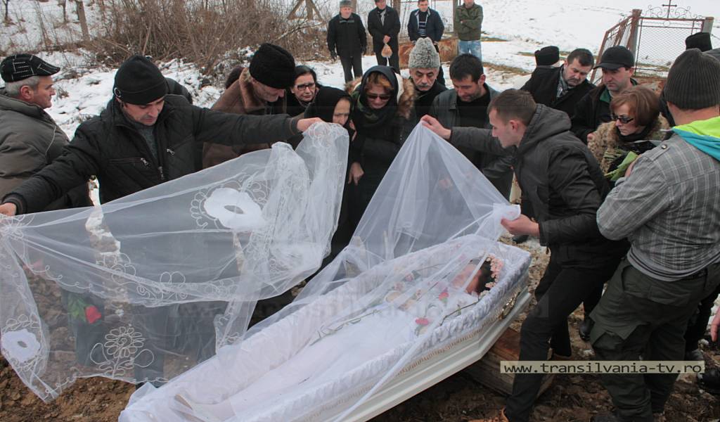 Jurnalista Andreea Pocol a fost condusă pe ultimul drum (VIDEO-Galerie FOTO)